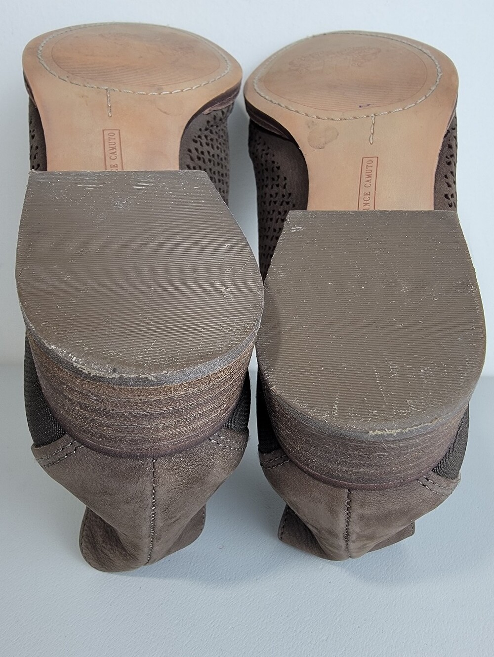 Vince Camuto Celena Brown Laser-Cut Nubuck Chelsea Ankle Boots Booties Sz 9 M - Picture 7 of 9